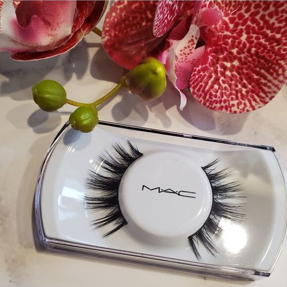 MAC Opportunist Lashes - Picture 6 of 10